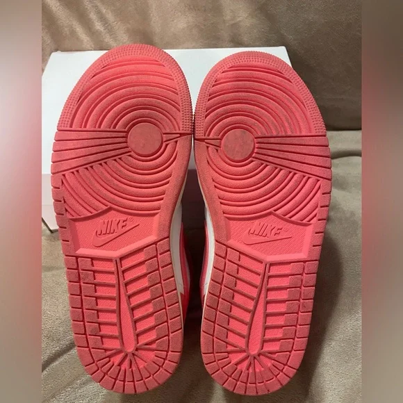 Women’s NIKE Air Jordan 1 Mid - Picture 9 of 13